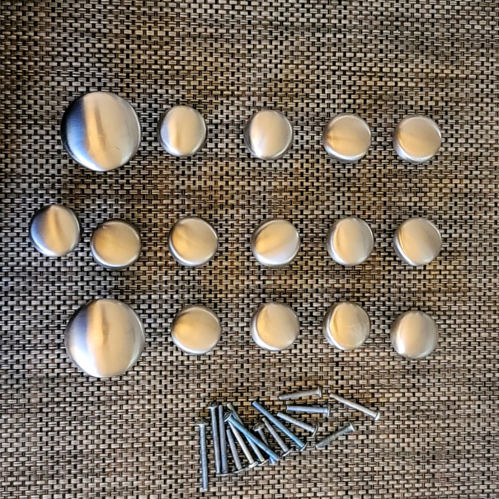 Cabinet knobs (15 small & 2 big)